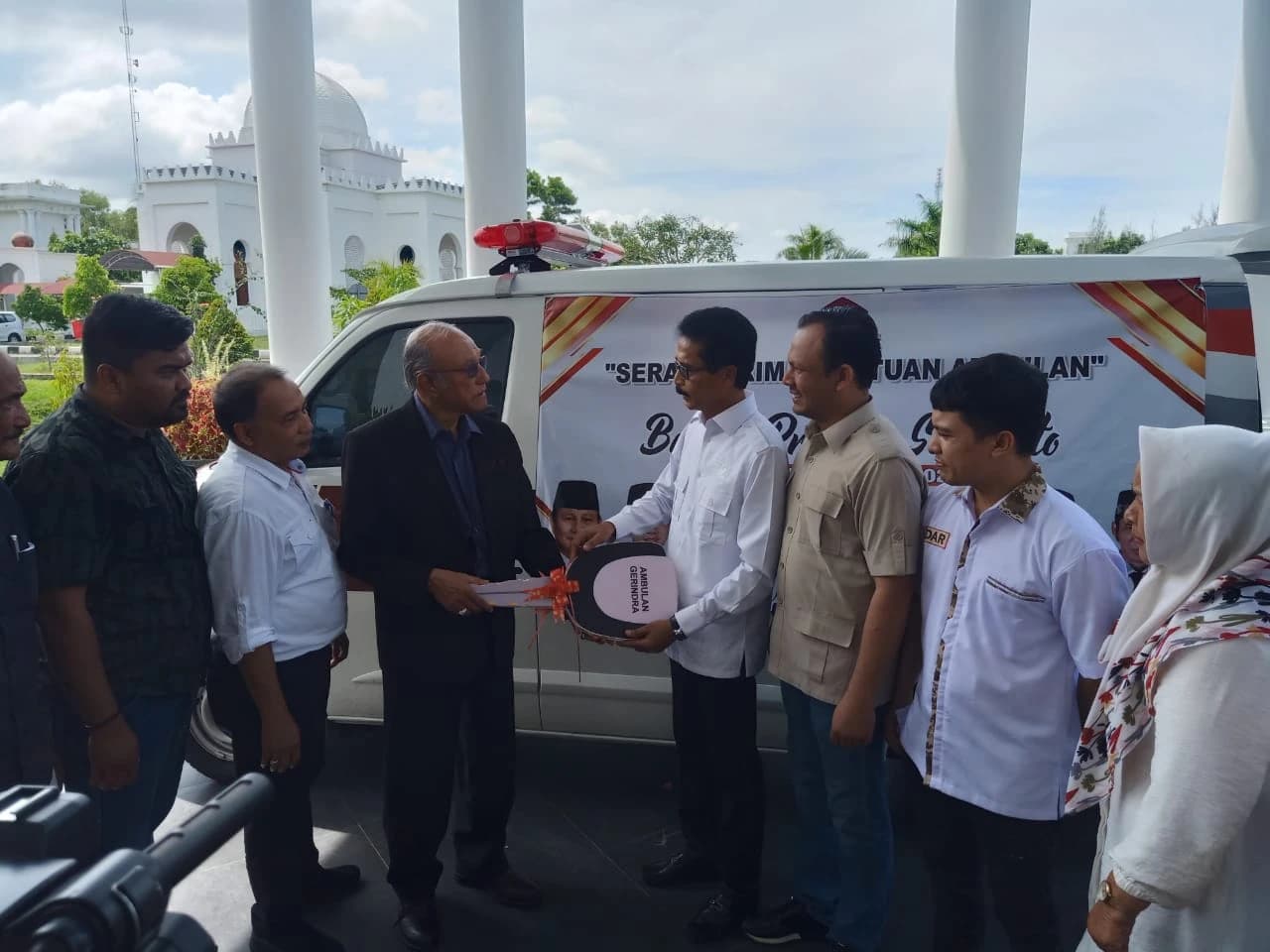 Prabowo Kirim 25 Unit Ambulance Untuk Masyarakat Aceh