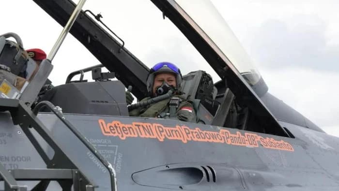 Prabowo Mengudara Bersama Jet F-16