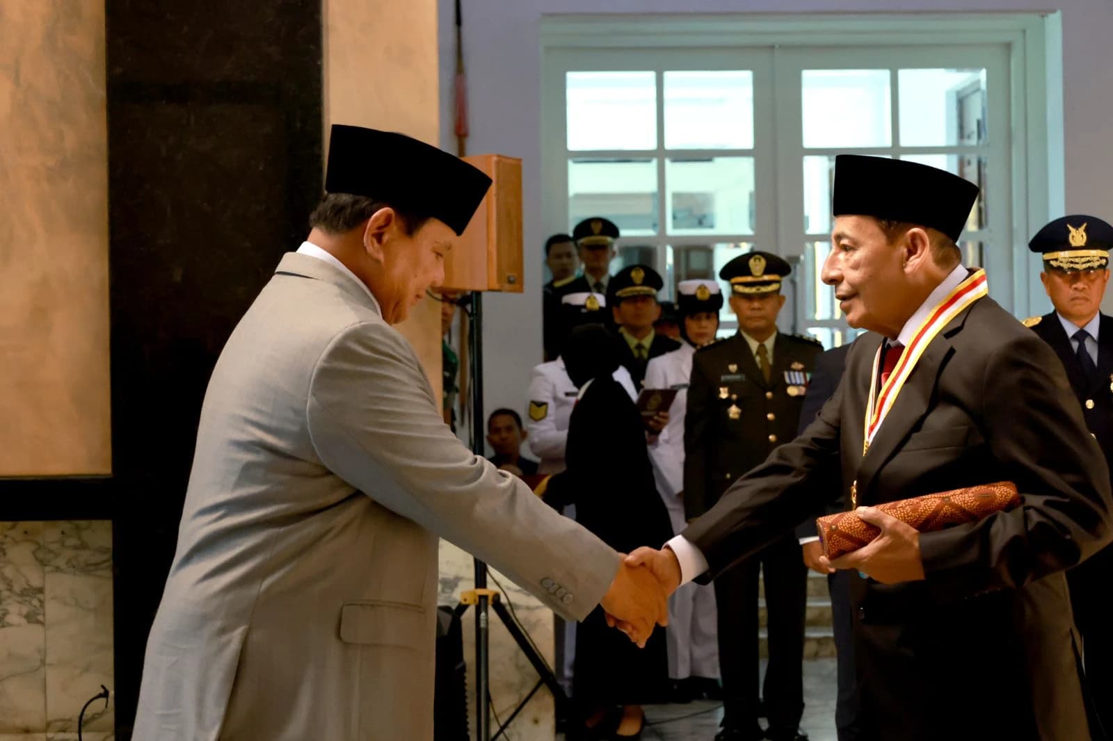 Prabowo Beri Penghargaan kepada Habib Luthfi