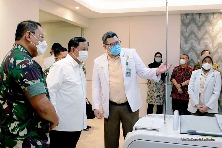 Menhan Prabowo Subianto saat meresmikan fasilitas kesehatan baru di Rumah Sakit Pusat Angkatan Darat (RSPAD) Gatot Subroto, Jakarta, yaitu Magnetic Resonance Imaging (MRI) Center, Kamis (3/2/2022).(Kementerian Pertahanan)