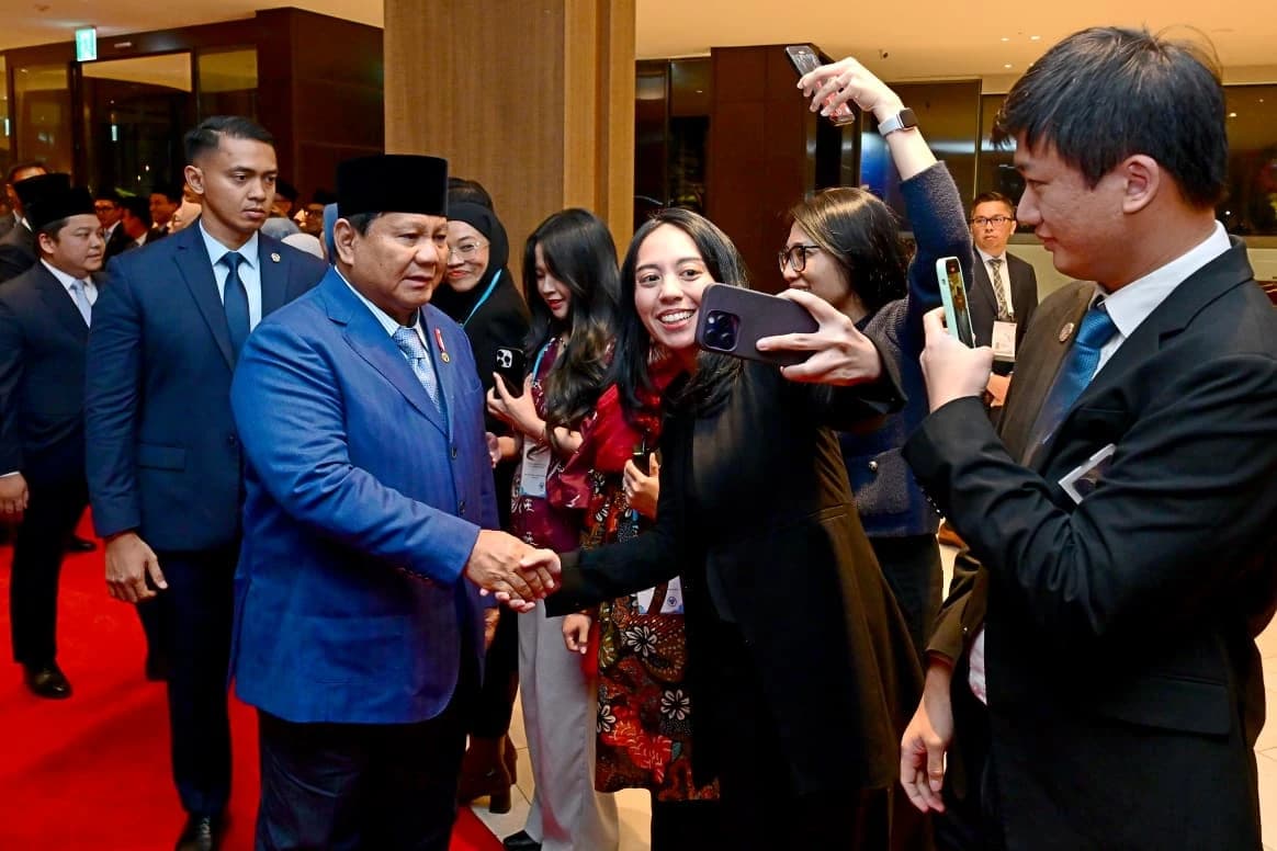 Sejumlah diaspora Indonesia yang tinggal dan bekerja di Republik Korea datang khusus untuk menyambut kedatangan Presiden Prabowo.
