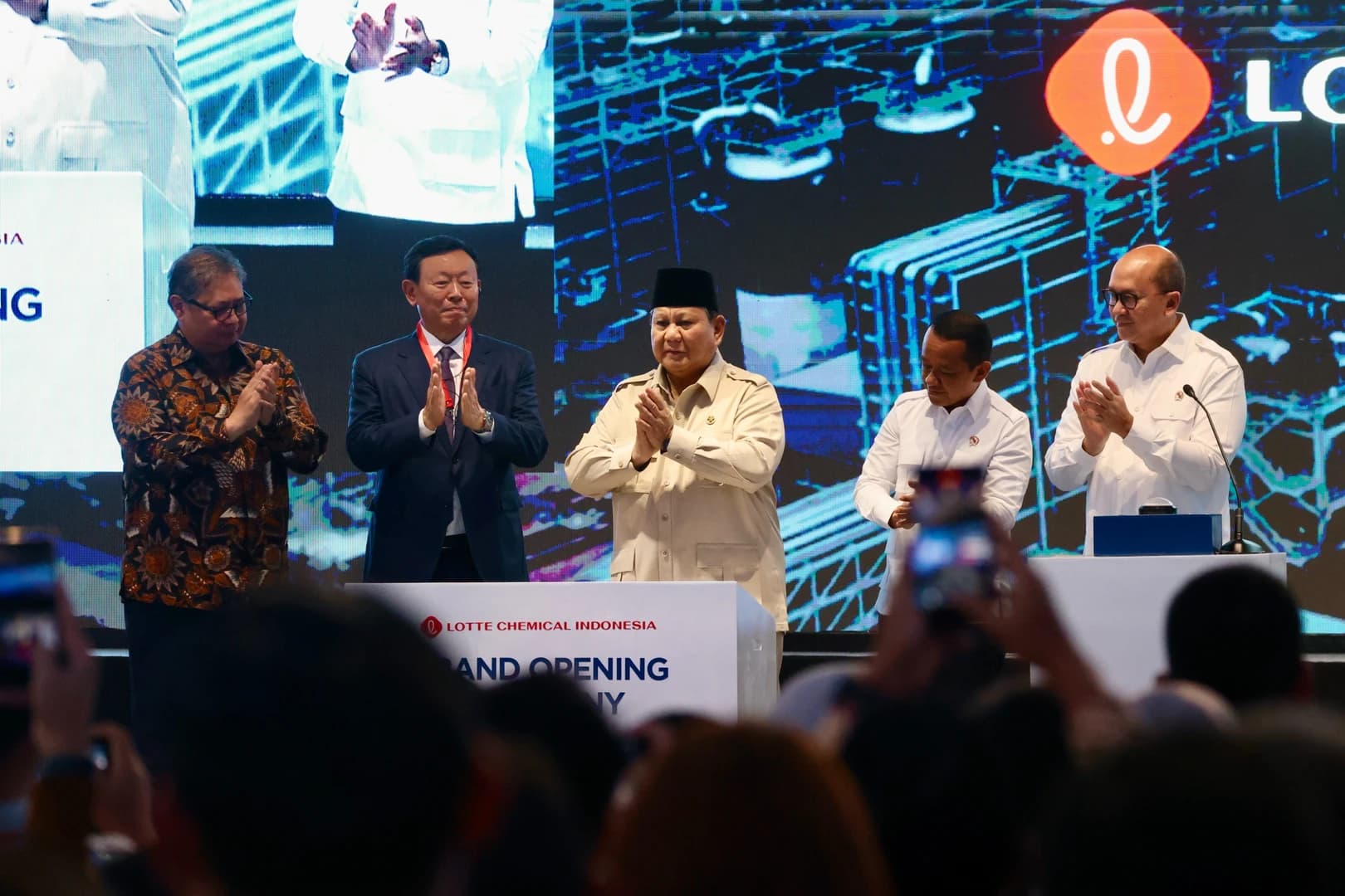 Presiden Prabowo Subianto meresmikan pabrik Lotte Chemical Indonesia (LCI) di Kota Cilegon, Provinsi Banten, pada Kamis, 6 November 2025.