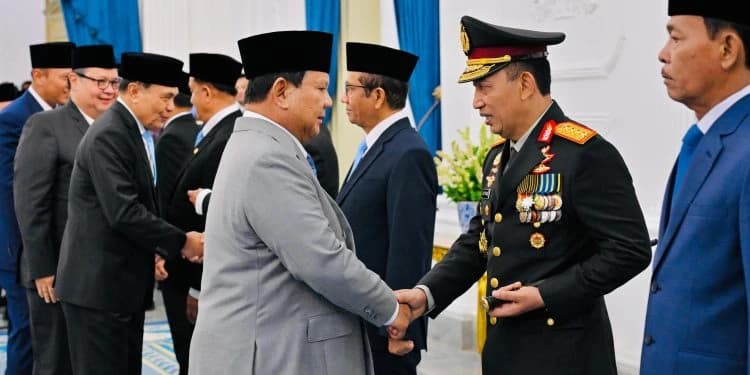 Moment Presiden Prabowo bersalaman setelah melantik Komisi Percepatan Reformasi Polri di Istana Merdaka