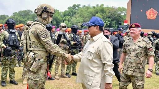 Presiden Republik Indonesia Prabowo Subianto dan Raja Kerajaan Yordania Hasyimiah, Raja Abdullah II ibn Al Hussein, menyaksikan langsung demonstrasi kemampuan drone kolaborasi Tentara Nasional Indonesia (TNI) dan Angkatan Bersenjata Yordania di Lapangan Tembak Djamsuri AU, Halim Perdanakusuma, Jakarta, pada Sabtu, 15 November 2025.