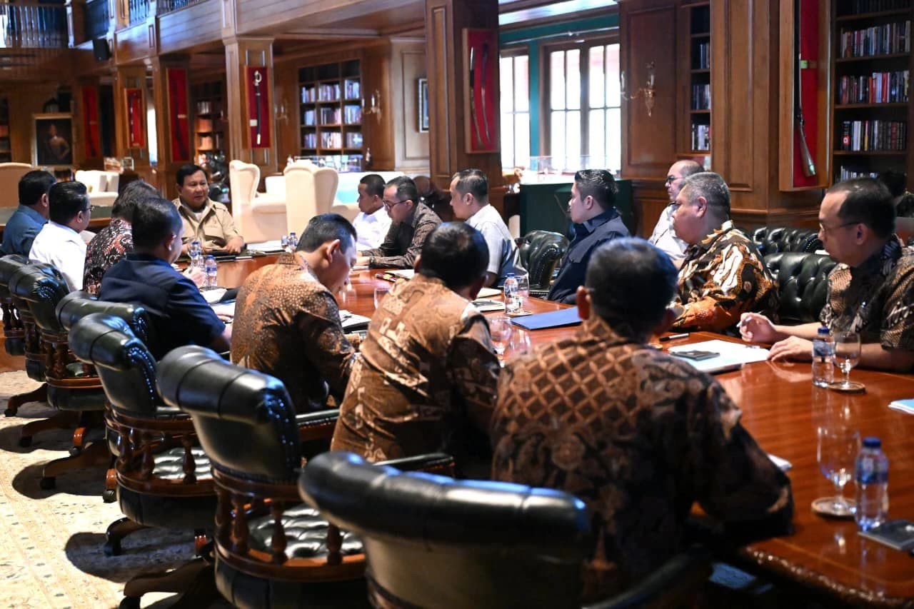 Presiden Republik Indonesia Prabowo Subianto memanggil sejumlah anggota Kabinet Merah Putih ke kediaman pribadinya di Hambalang, Bogor, pada Minggu, 23 November 2025.