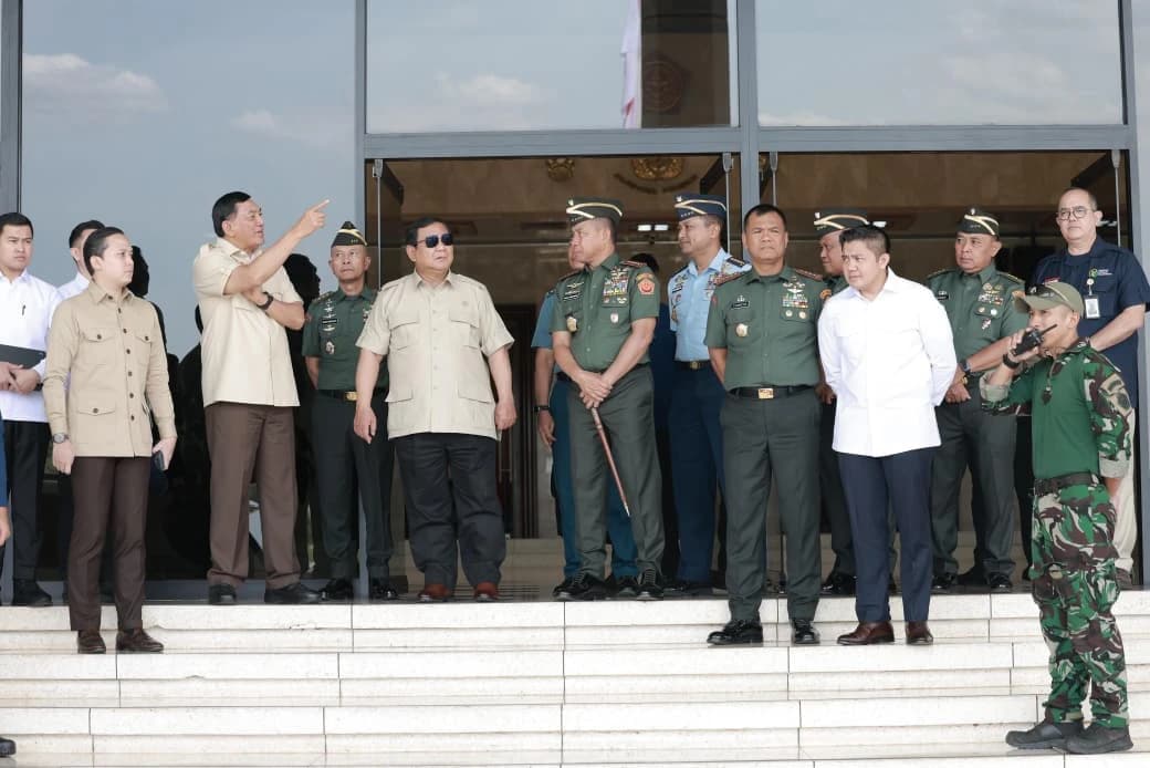 Presiden Prabowo Subianto menegaskan komitmen pemerintah dalam memperkuat ekonomi rakyat saat memimpin langsung evaluasi percepatan pembangunan Koperasi Desa/Kelurahan Merah Putih (KDKMP) di Markas Besar TNI, Jakarta, pada Selasa, 25 November 2025.