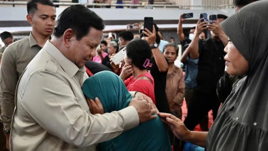 Moment Haru Presiden Prabowo Bersama Para Pengungsi Korban Bencana Sumatera