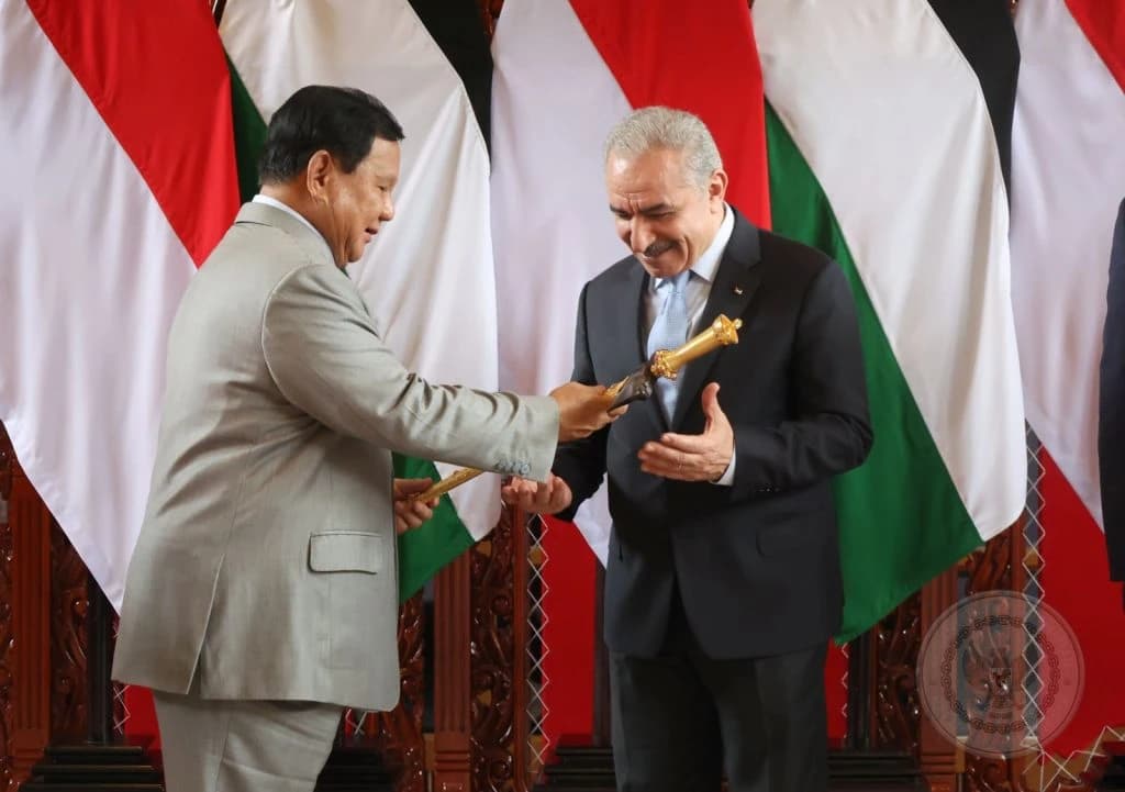 Presiden Prabowo menekankan bahwa sikap Indonesia berlandaskan amanat Pembukaan Undang-Undang Dasar 1945, yang menyatakan bahwa “kemerdekaan ialah hak segala bangsa, dan oleh sebab itu, penjajahan di atas dunia harus dihapuskan.” Prinsip tersebut, menurut Presiden, menjadi fondasi moral dan konstitusional politik luar negeri Indonesia sejak berdirinya republik.