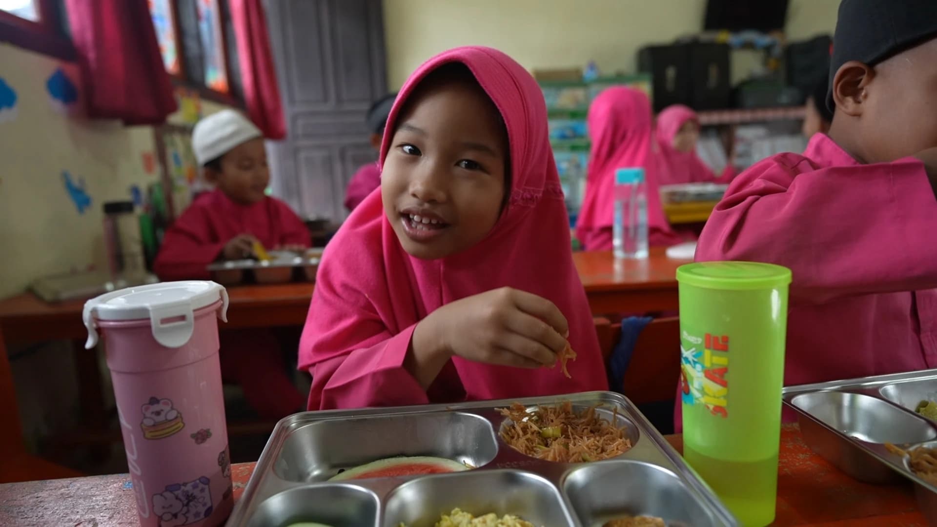 Program Makan Bergizi Gratis (MBG) yang disalurkan oleh Satuan Pelayanan Pemenuhan Gizi (SPPG) Kecamatan Serasan bukan sekadar distribusi makanan. Ia adalah simbol kehadiran negara di wilayah 3T (tertinggal, terdepan, dan terluar), sekaligus bentuk pengakuan bahwa setiap anak Indonesia, tanpa memandang jarak geografis, memiliki hak yang sama atas gizi yang layak.