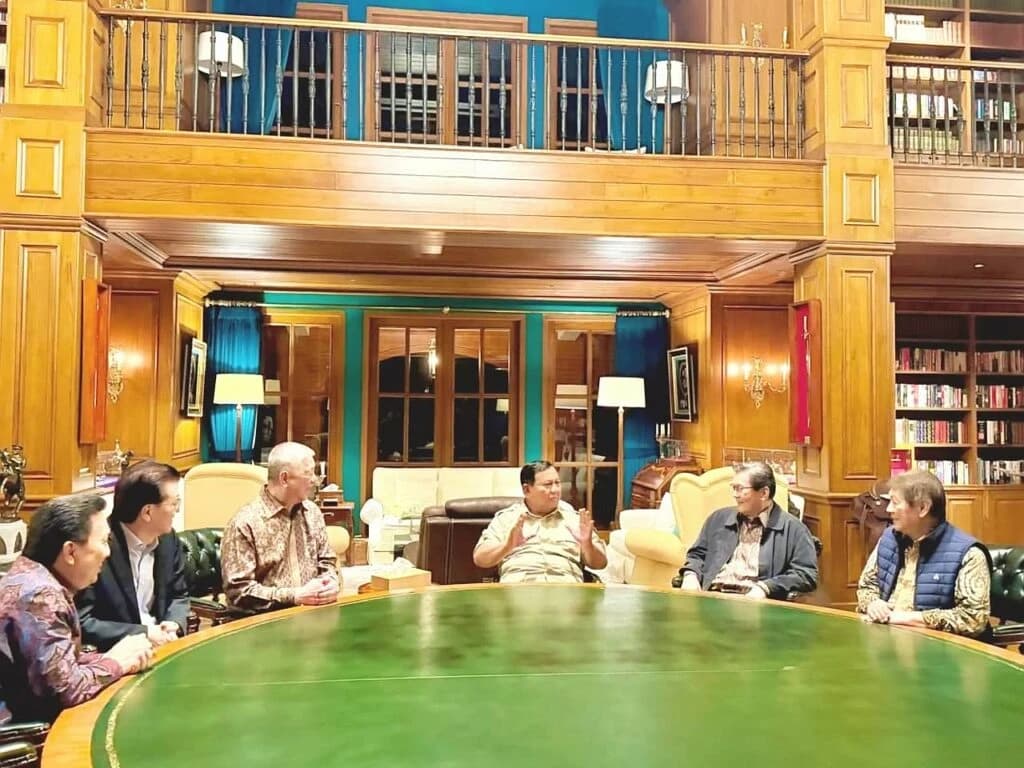 Presiden Prabowo Subianto menerima permohonan audiensi dari lima pengusaha nasional di kediaman pribadinya di Hambalang, Bogor, pada Selasa malam, 10 Februari 2026. Sekretaris Kabinet Teddy Indra Wijaya dalam keterangan tertulisnya menyampaikan bahwa pertemuan berlangsung cukup intensif.