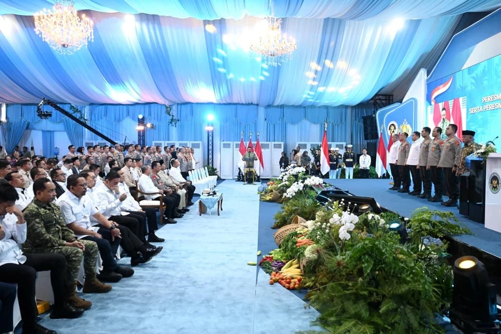 Presiden Prabowo Subianto menganugerahkan Tanda Kehormatan Republik Indonesia kepada sejumlah penerima dalam rangkaian acara peresmian 1.072 Satuan Pelayanan Pemenuhan Gizi (SPPG) dan 18 Gudang Ketahanan Pangan, serta groundbreaking 107 SPPG Polri yang digelar di SPPG Polri Palmerah, Jakarta, pada Jumat, 13 Februari 2026. Penganugerahan tersebut menjadi bentuk apresiasi negara atas dedikasi dan kontribusi para tokoh dalam mendukung program pemenuhan gizi dan penguatan ketahanan pangan nasional.
