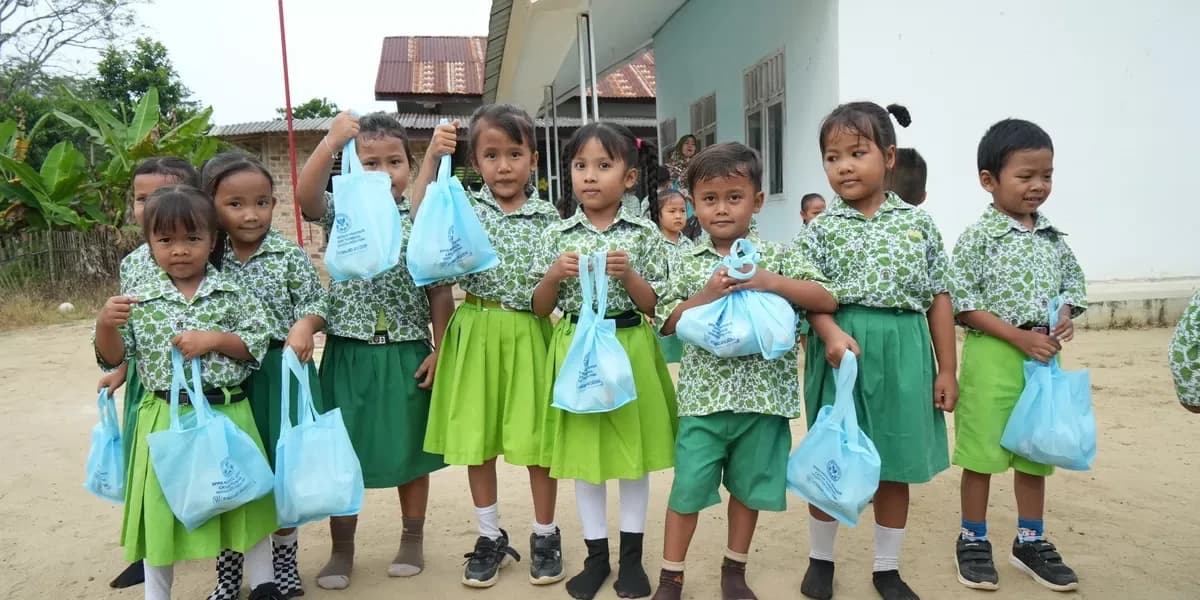 Dari ruang kelas PAUD hingga keluarga pekerja kebun, program ini tidak sekadar menghadirkan paket makanan, tetapi juga membawa perubahan kecil yang bermakna dalam keseharian anak-anak dan orang tua.