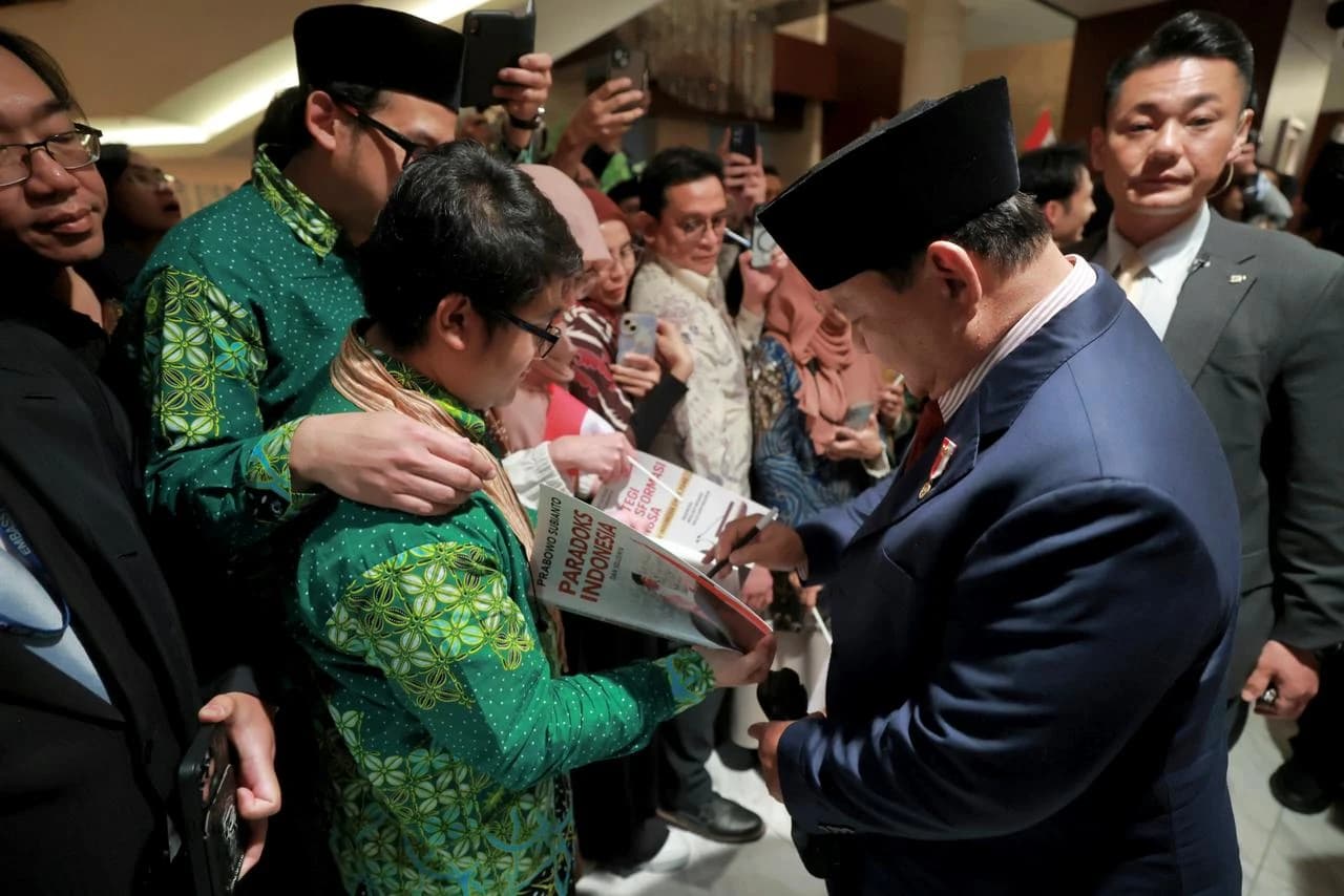 Bagi mereka, momen tersebut bukan sekadar kesempatan langka, tetapi juga kehormatan besar dapat bertemu langsung dengan Kepala Negara. Letnan Dua Teknik Farel Octandrian (AAU 2025), yang saat ini tengah menjalani pendidikan S1 di NDA melalui program beasiswa luar negeri, mengungkapkan rasa bangganya.