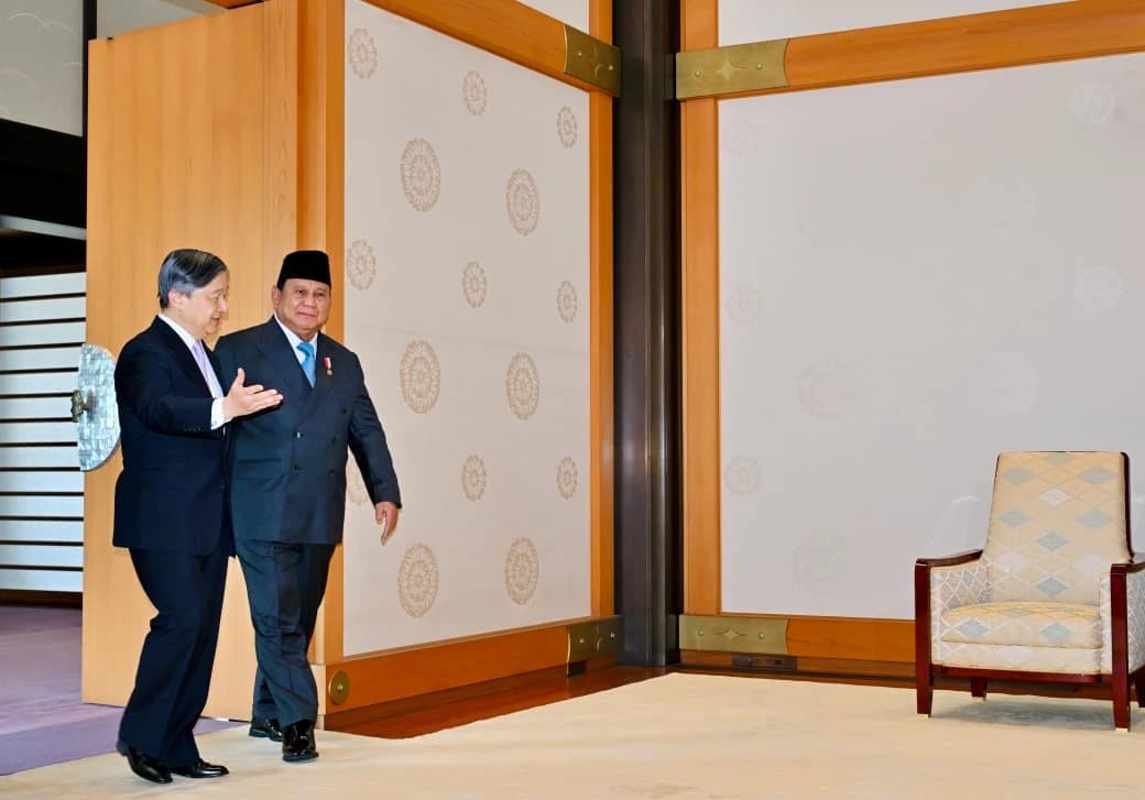 Presiden Prabowo disambut langsung oleh Kaisar Naruhito saat turun dari kendaraan. Presiden Prabowo dan Kaisar Naruhito selanjutnya menuju ruang Take-no-ma. Kedua Kepala Negara kemudian melaksanakan sesi foto bersama, dilanjutkan pertemuan empat mata dalam suasana hangat dan penuh keakraban.