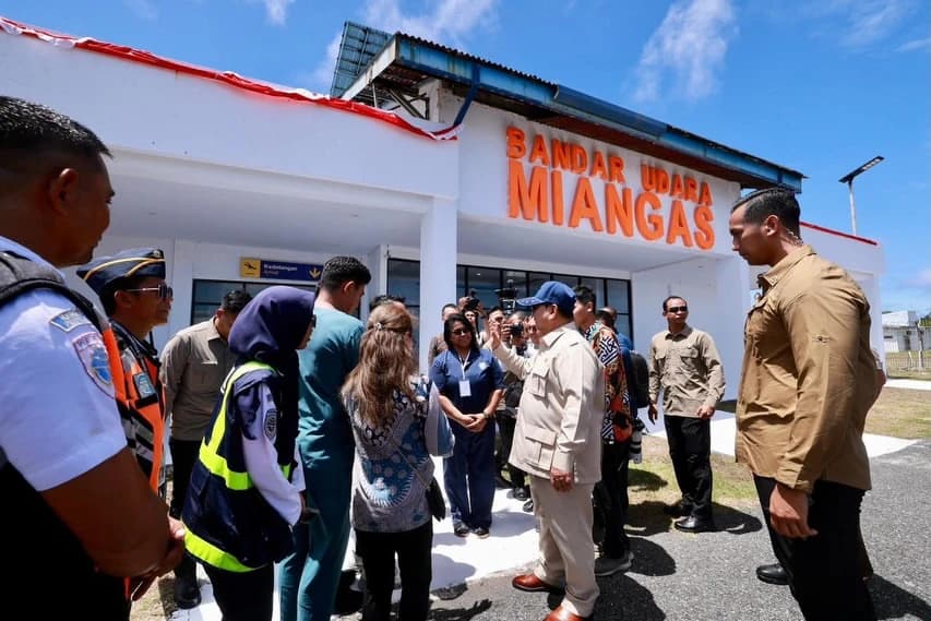 Usai merampungkan agenda Konferensi Tingkat Tinggi ke-48 ASEAN di Filipina, Presiden bertolak menuju Kepulauan Talaud untuk meninjau layanan di Puskesmas Miangas.