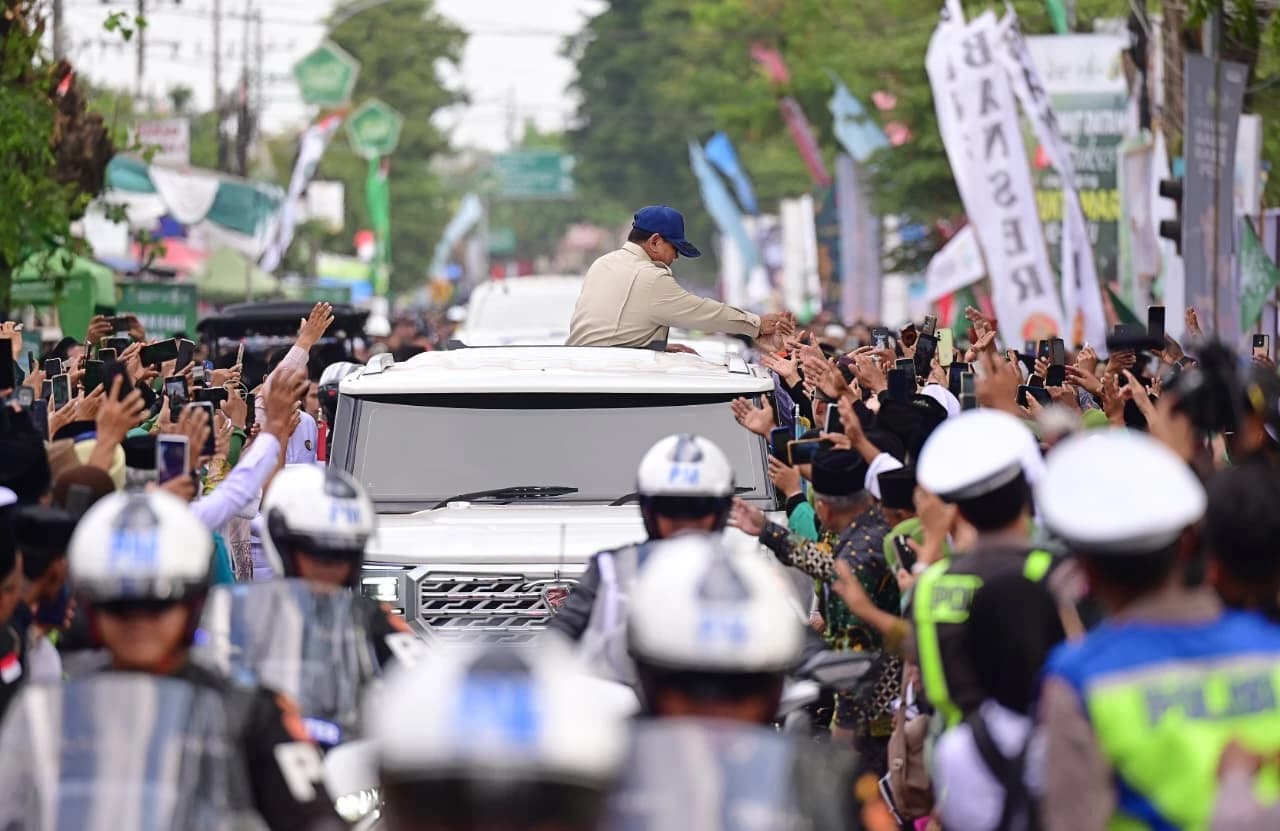 Presiden Prabowo Subianto tiba di Kabupaten Jombang, Provinsi Jawa Timur, pada Kamis, 27 Agustus 2026. Kehadiran Kepala Negara di Kota Santri tersebut disambut hangat masyarakat yang telah menanti di sepanjang perjalanan menuju lokasi Muktamar ke-35 Nahdlatul Ulama (NU).