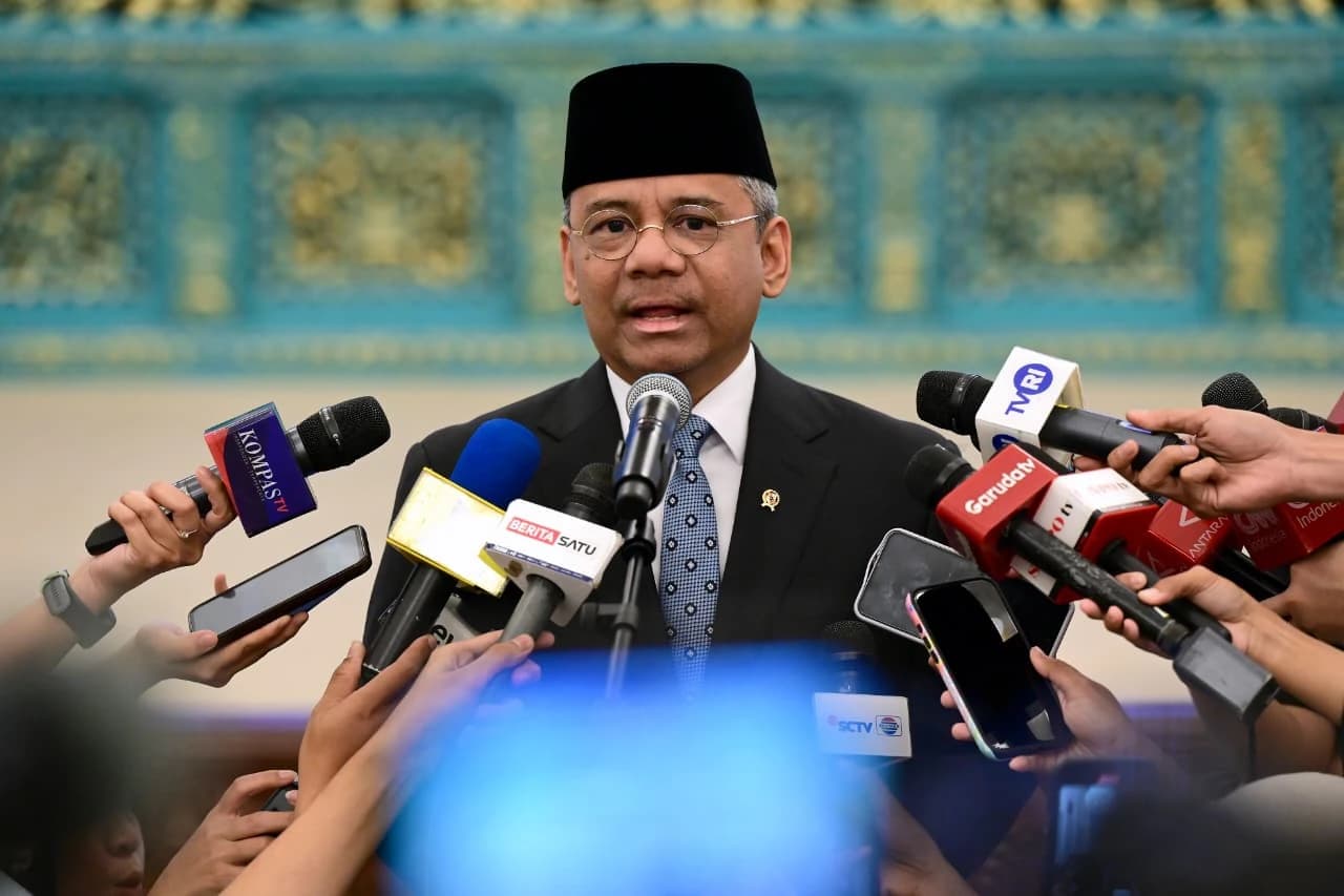 Pelantikan ini ditandai dengan pengucapan sumpah janji jabatan, yang dipandu langsung oleh Presiden Prabowo. Prosesi tersebut berlangsung dengan penuh khidmat, menegaskan komitmen pejabat yang baru dilantik untuk mengemban amanah dengan tanggung jawab dan integritas.