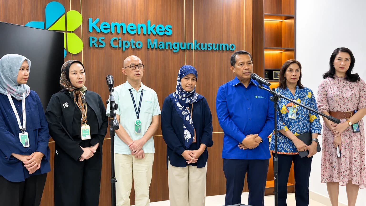Konferensi pers perkembangan kondisi medis Febiona Purba dan Agnesia Paruliana Silitonga, dua siswi asal Karo, Sumatera Utara yang kini dirujuk ke Rumah Sakit Cipto Mangunkusumo (RSCM) usai keracunan makanan bergizi gratis.