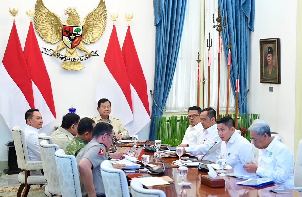 Presiden RI Prabowo Subianto meminta jajaran pemerintah untuk terus memperkuat upaya penanganan kebakaran hutan dan lahan (karhutla). Ia juga meminta agar seluruh sumber daya dikerahkan secara optimal untuk mempercepat pemadaman dan mencegah meluasnya kebakaran.
