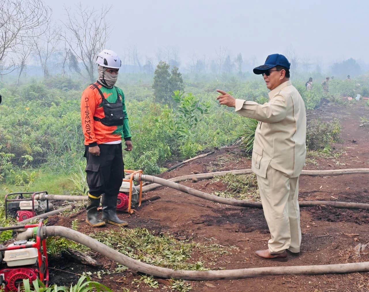 Penanganan karhutla terus menjadi perhatian pemerintah. Presiden Prabowo Subianto terus mengupayakan langkah penanganan melalui pengerahan sumber daya dan koordinasi lintas sektor, sementara Manggala Agni bersama petugas gabungan berjibaku di lapangan demi melindungi masyarakat dan lingkungan.