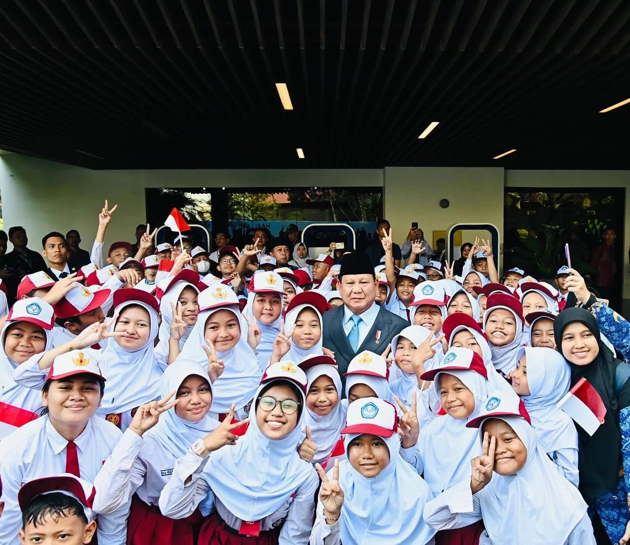 Demonstrasi pelajar di Prancis menjadi pengingat bahwa pendidikan yang layak dan terjangkau masih menjadi perjuangan di berbagai negara. Di Indonesia, Presiden Prabowo Subianto mendorong perluasan bantuan pendidikan, penguatan Sekolah Rakyat, hingga mengkaji pendidikan gratis di perguruan tinggi negeri.