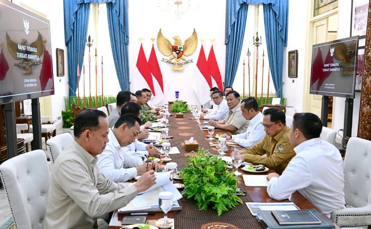 Presiden Prabowo Subianto memimpin rapat terbatas di Istana Merdeka, Jakarta, pada Senin, 19 Oktober 2026, dengan pembahasan terkait penanganan kebakaran hutan dan lahan (karhutla). Dalam keterangannya usai rapat, Menteri Koordinator Bidang Politik dan Keamanan (Menko Polkam), Dudung Abdurachman, menyampaikan penekanan Presiden terkait pentingnya percepatan langkah penanganan karhutla secara masif.