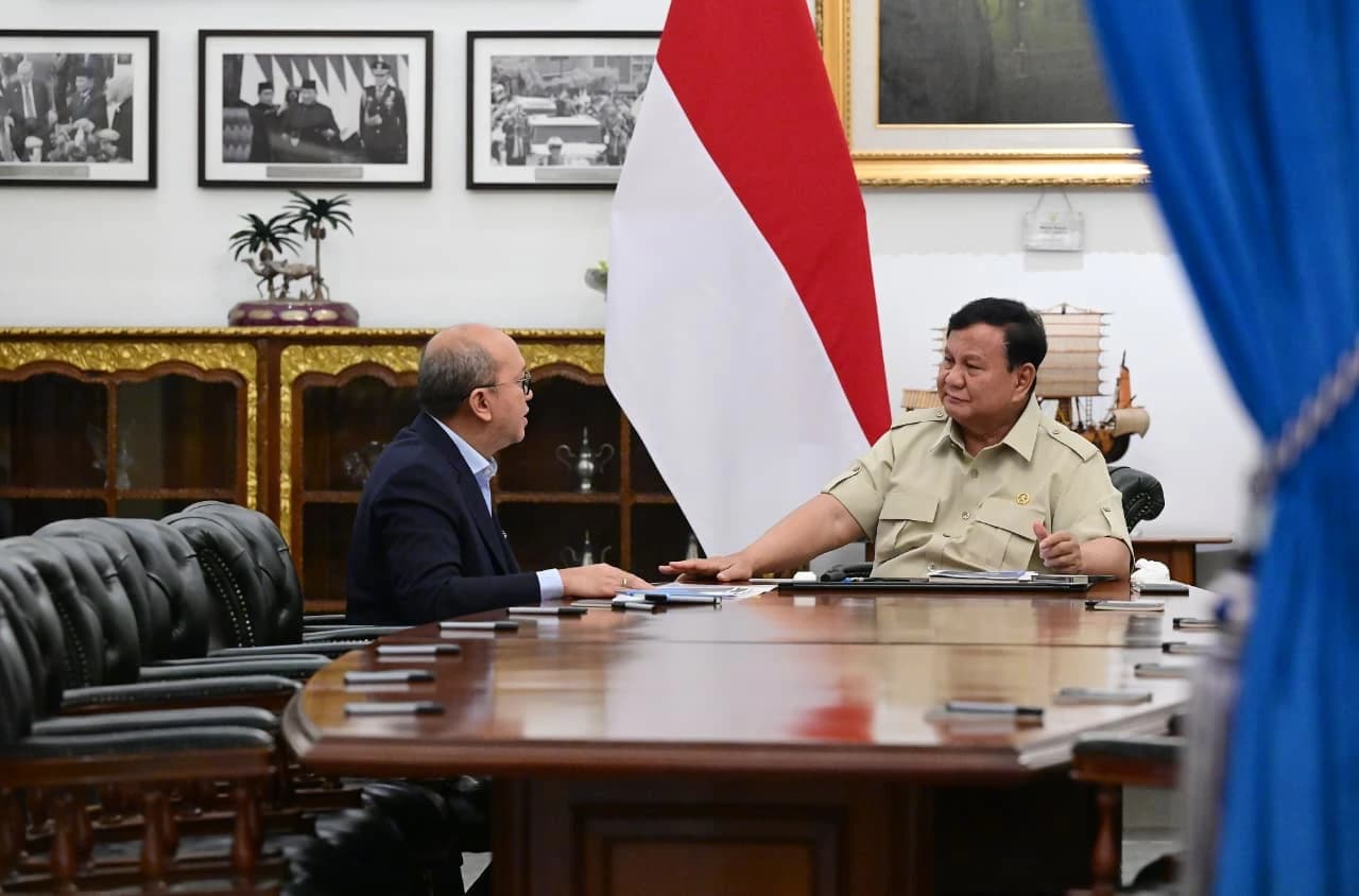 Realisasi investasi nasional selama dua tahun pemerintahan Presiden Prabowo Subianto tercatat mencapai Rp3.923,2 triliun dengan total penyerapan tenaga kerja sebanyak 5.485.944 orang. Capaian tersebut disampaikan Menteri Investasi dan Hilirisasi/Kepala BKPM, Rosan Roeslani, dalam keterangannya di Istana Merdeka, Jakarta, pada Senin, 19 Oktober 2026.