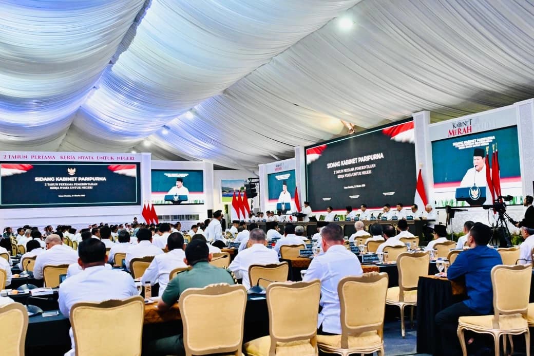 Presiden Prabowo Subianto memimpin Sidang Kabinet Paripurna (SKP) Dua Tahun Pertama Pemerintahan Kerja Nyata untuk Negeri di halaman tengah Kompleks Istana Kepresidenan Jakarta, pada Rabu, 21 Oktober 2026.