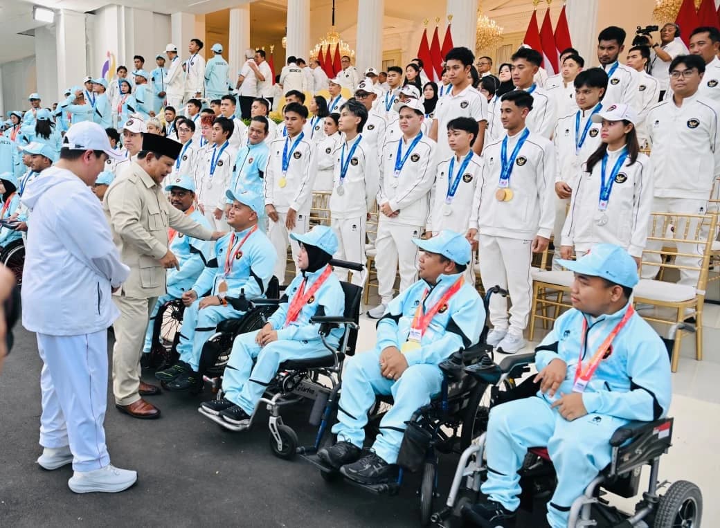 Sebagai bentuk penghargaan atas perjuangan dan prestasi tersebut, Presiden Prabowo menyerahkan bonus dan apresiasi secara simbolis kepada sejumlah perwakilan atlet dan pelatih. Mereka mewakili para peraih medali dari Asian Games maupun Asian Para Games.